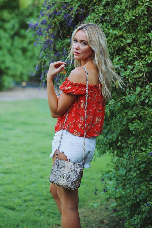 Katrina Bowden Photo 4
