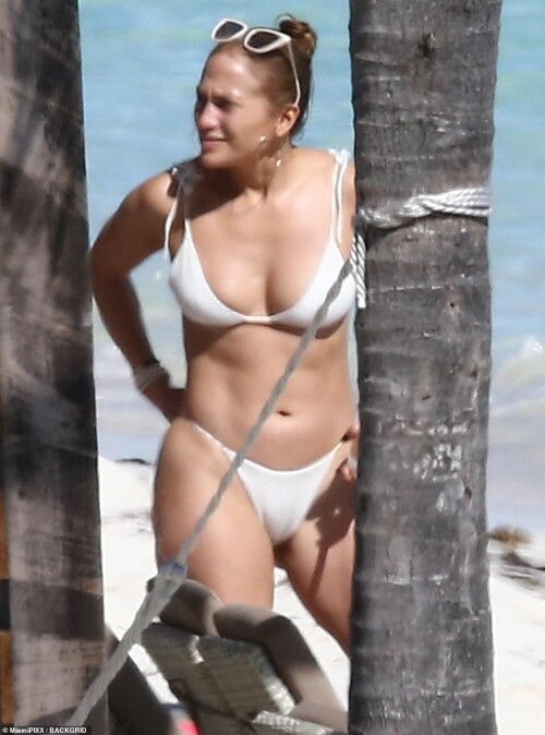 Jennifer_Lopez_in_a_White_Bikini_1.md.jpg