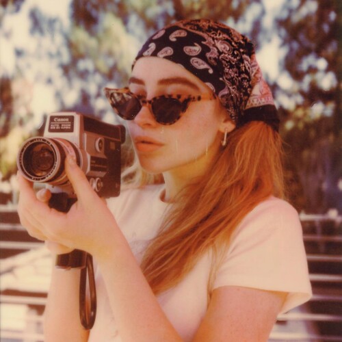 sabrinacarpenter---B14G-ayAkCe_B14G-YXAeUi.md.jpg
