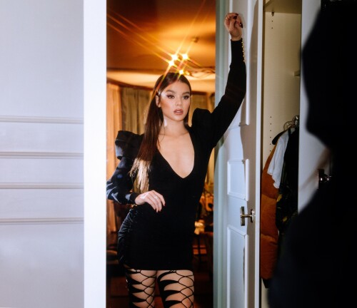 91863751_8hailee-bumblebee-diary.md.jpg