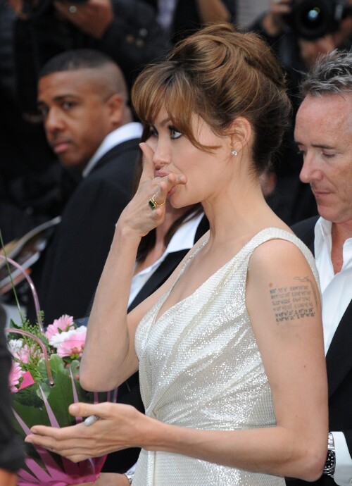 AngelinaJolie_Salt_Premiere_Paris_2010_007.md.jpg