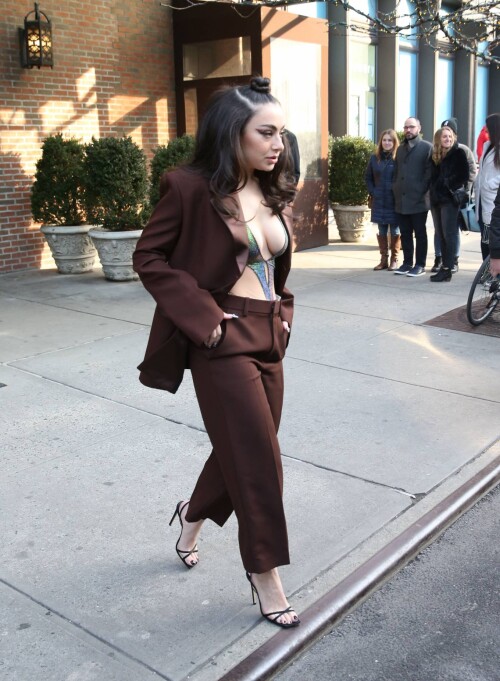 Charli-XCX---Pictured-at-Bowery-Hotel-while-heading-for-SNL-in-New-York-40.md.jpg