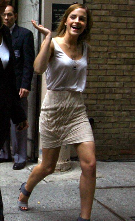 Emma_Watson-Pokies_LeavingRegis_and-Kelly_July_9_2009_3.jpg