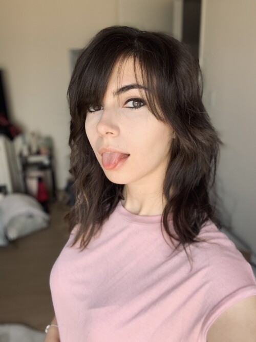 FRdgsGxVgAAncie.md.jpg