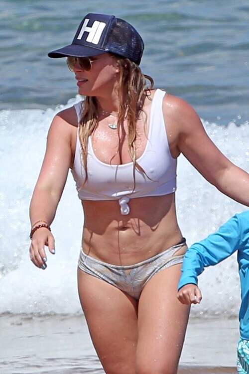 Hilary-Duff-in-Bikini-103.md.jpg