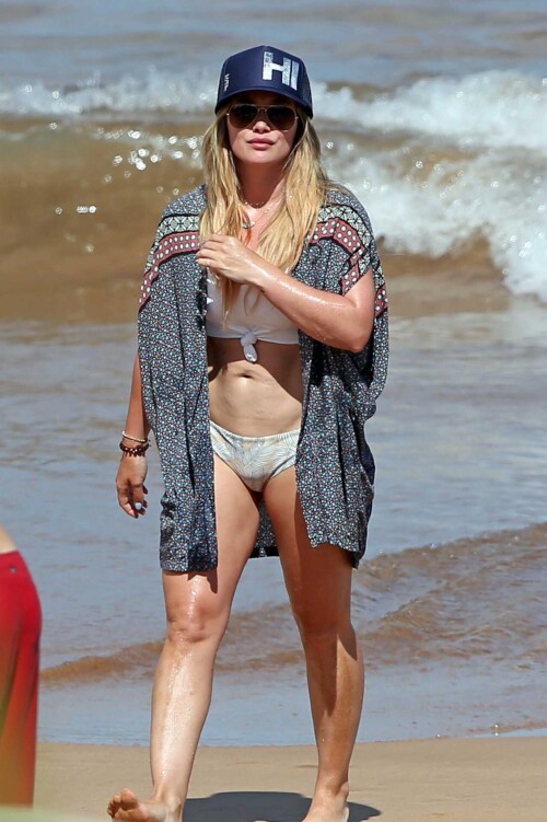 Hilary-Duff-in-Bikini-104.md.jpg