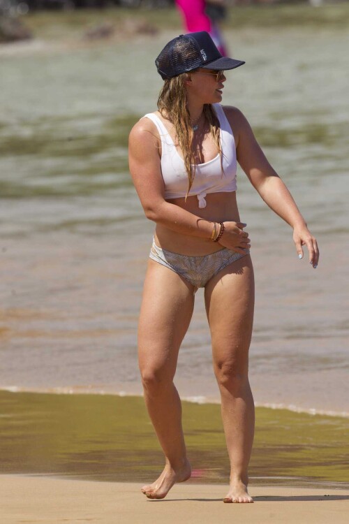 Hilary-Duff-in-Bikini-105.md.jpg