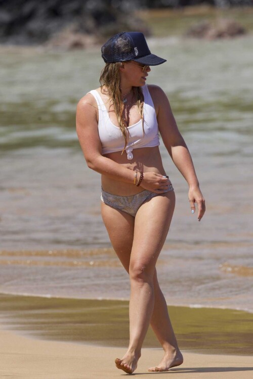 Hilary-Duff-in-Bikini-106.md.jpg