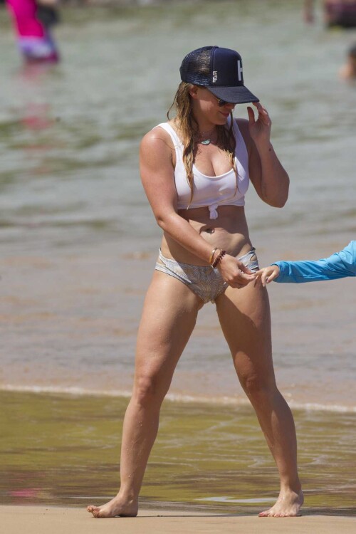 Hilary-Duff-in-Bikini-112.md.jpg