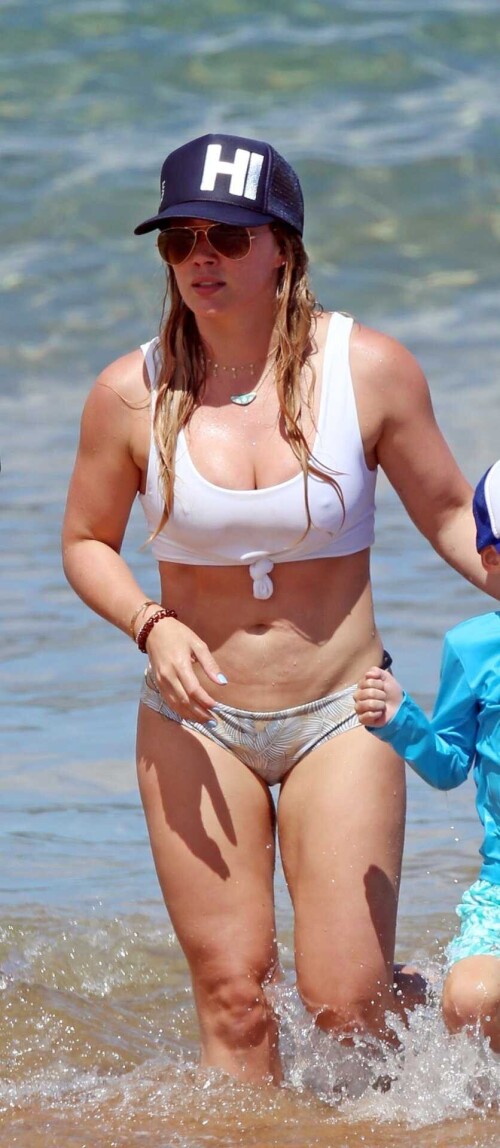 Hilary-Duff-in-Bikini-114.md.jpg