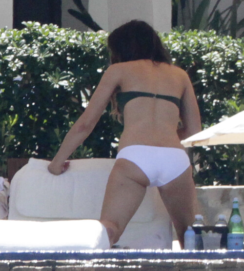 Kate_Beckinsale_bikini_candids_in_Cabo_032813_14.jpg