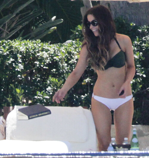 Kate_Beckinsale_bikini_candids_in_Cabo_032813_19.jpg