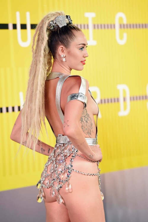 Miley_Cyrus_-_2015_MTV_Video_Music_Awards_August_30-2015_429_001.jpg