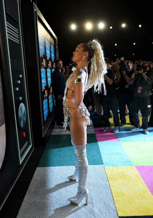 Miley_Cyrus_-_2015_MTV_Video_Music_Awards_August_30-2015_605_001.jpg