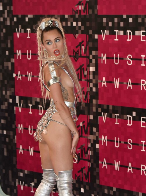 Miley_Cyrus_-_2015_MTV_Video_Music_Awards_August_30-2015_699_001.jpg