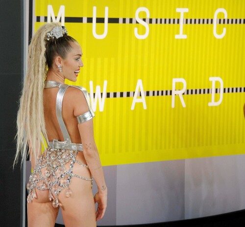 Miley_Cyrus_-_2015_MTV_Video_Music_Awards_August_30-2015_713_001.jpg