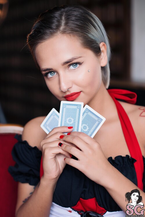 Suicidegirls-Valeriya--The-Queen-Of-Cards-01.jpg