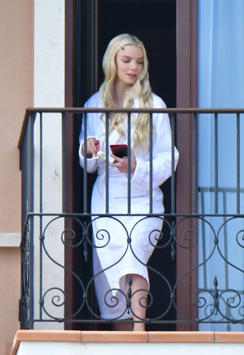 anya-taylor-joy-enjoys-a-cigarette-on-her-hotel-balcony-in-venice-09-04-2021-3.jpg