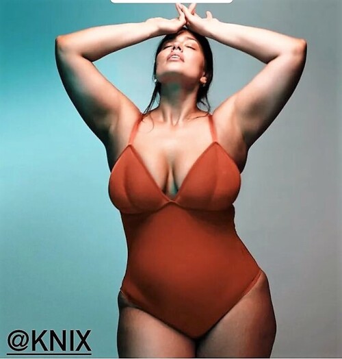 ashleygraham_280472096_403322698287589_3279046923479980659_n.md.jpg