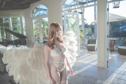 misslacylennon-20-01-2021-2013198485-To-be-an-angel-and-to-fly-far-far-away.-Ill-be-spending-the-day-daydreaming..jpg