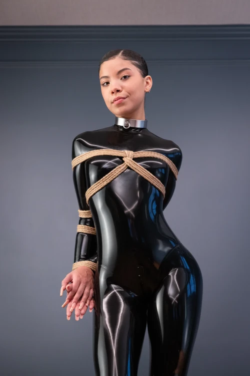 shweetie-in-black-latex-24.ml.md.webp